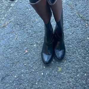 Woman’s boots size 6